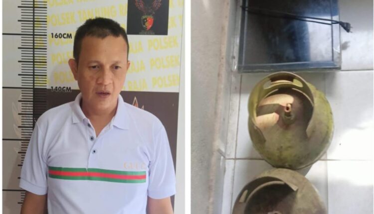 Tersangka beserta barang bukti saat diamankan di Polsek Tanjung Raja.
