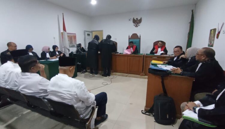 Empat terdakwa kasus dugaan korupsi proyek pembangunan Pasar Cinde Palembang, Alex Noerdin, Harnojoyo, Eddy Hermanto, dan Raimar Yousnaidi menjalani sidang perdana pembacaan dakwaan di Pengadilan Tipikor Palembang.