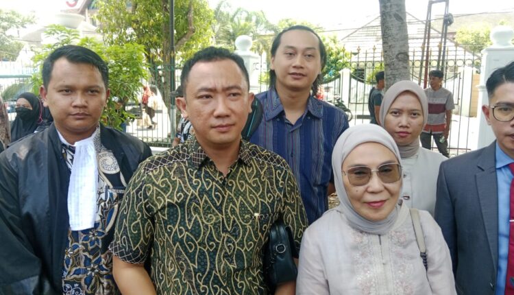 Kuasa hukum Alex Noerdin, Tities Rachmawati, bersama Redho Junaidi menegaskan akan mengajukan eksepsi.