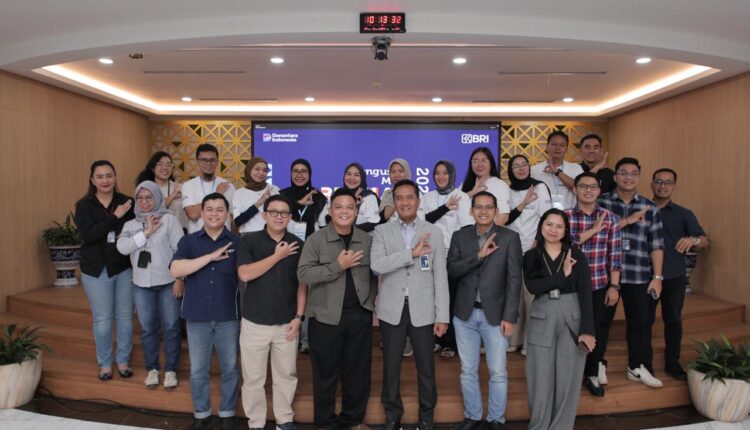 Regional CEO BRI Region 4 Palembang, Luthfi Iskandar (tengah), bersama peserta Program Pengusaha Muda BRILian 2025 usai kegiatan mentoring di Aula Kantor BRI Region 4 Palembang.