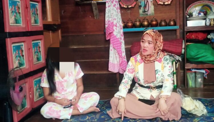 Wakil Direktur LBH Bima Sakti berikan dukungan kepada korban pelecehan seksual.