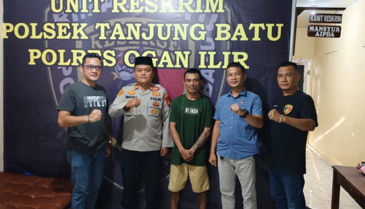 Pelaku saat diamankan di Polsek Tanjung Batu.