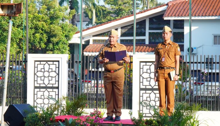 Sekda Palembang Aprizal Hasyim Saat memimpin Apel.