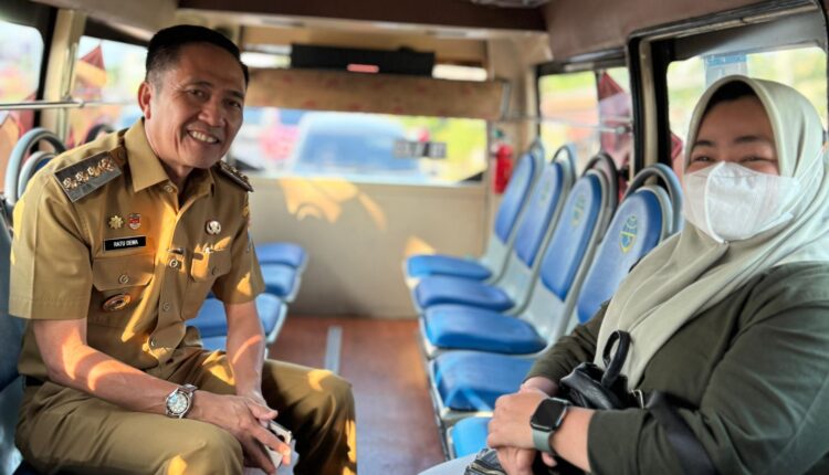 Walikota Palembang Ratu Dewa manfaatkan Teman Bus dalam beraktivitas menuju tempat kerja.