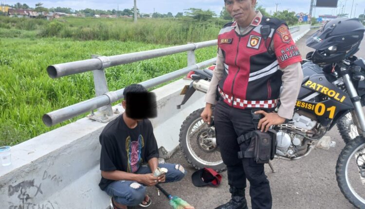 Petugas saat mengamankan pelaku diduga yang lakukan pungli di Pintu Tol Keluar Keramasan. (Foto: Dokumen Polisi)
