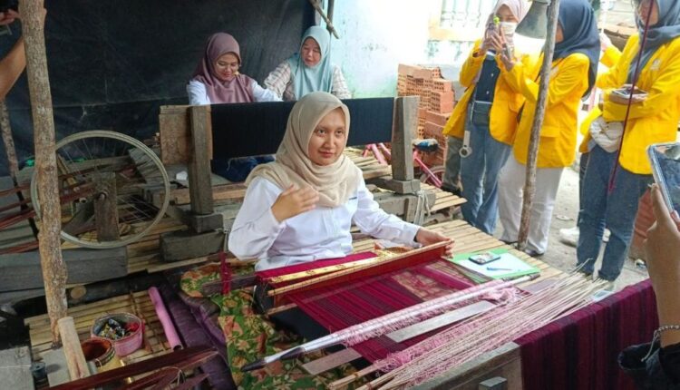 UNSRI beri pelatihan kepada perajin songket terkait pemasaran digital. (Foto: Ist)