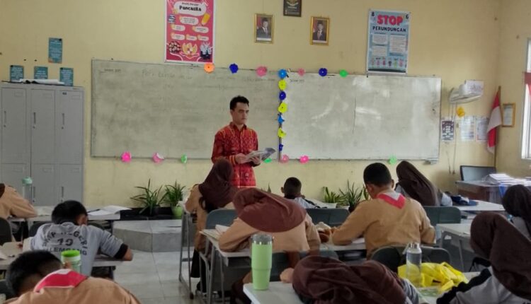Kegiatan Belajar Mengajar ( KBM ) guru dan siswa di dalam kelas.