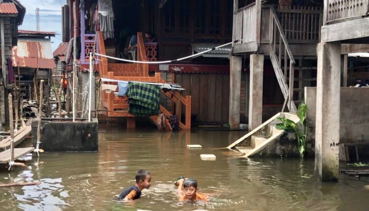 Suasana banjir di Desa Menang Raya, Pedamaran, Kabupaten OKI. (Foto: Tia)