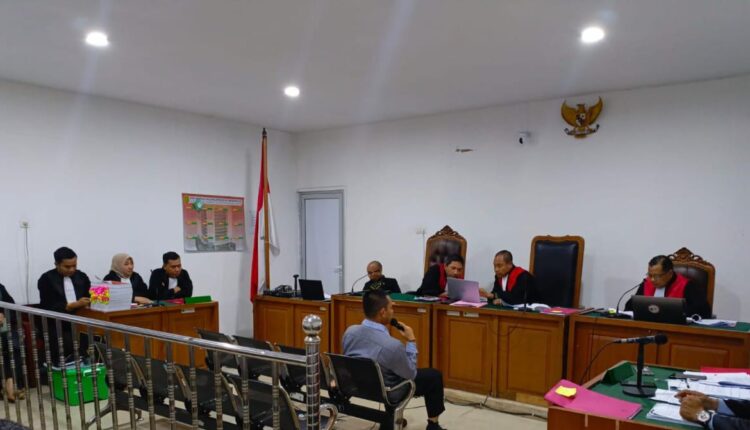 Sekda Empat Lawang, Fauzan Khoiri Denin, memberikan kesaksian dalam sidang lanjutan perkara dugaan korupsi pengadaan APAR miliaran rupiah di 147 desa, yang digelar di Pengadilan Tipikor Palembang.