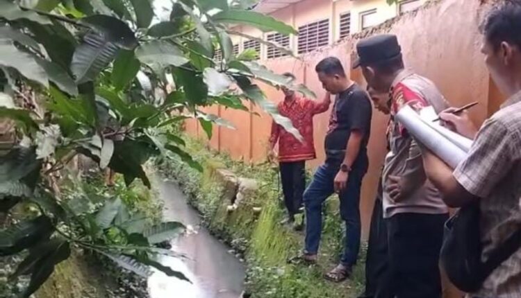 Jajaran Polsek Sukarami Palembang saat melakukan olah TKP.