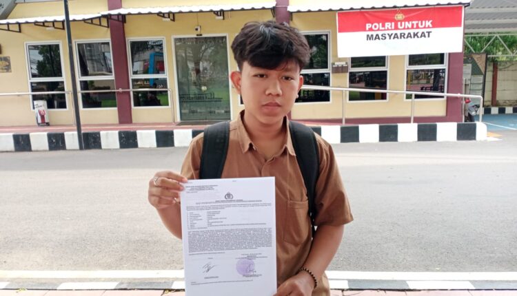 Korban usai membuat Laporan Polisi.