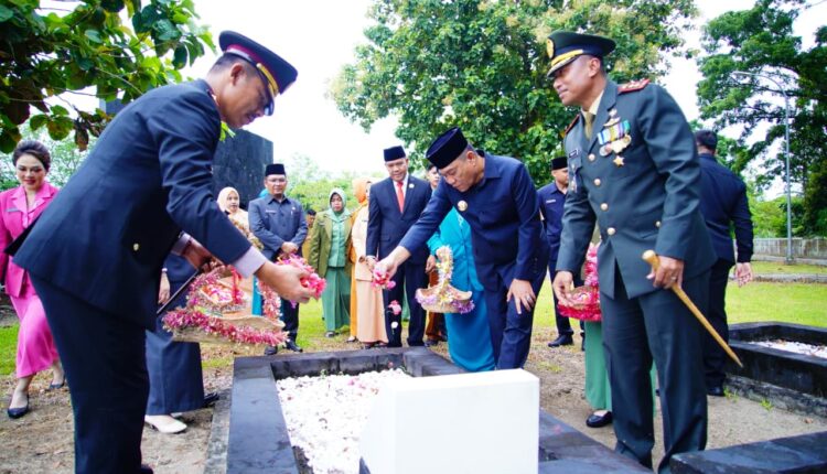 Prosesi ziarah dan tabur bunga.