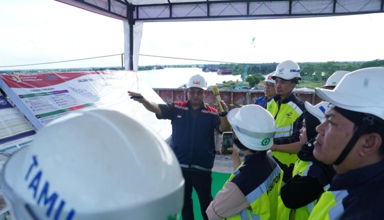 Pihak Hutama Karya saat memperlihatkan progres Tol Palembang - Betung.