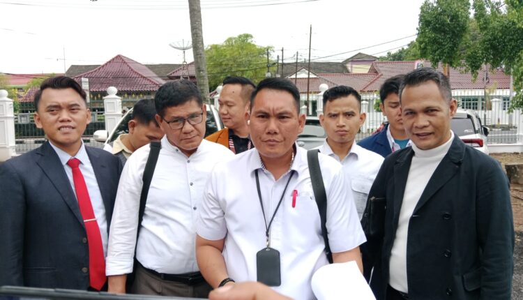 Kuasa hukum penggugat, Supriadi Syamsudin memberikan keterangan usai sidang gugatan kerusakan TV Polytron di PN Palembang.