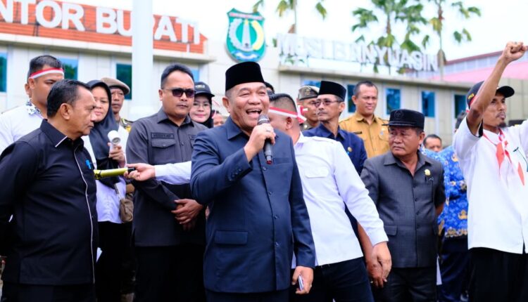 Bupati Muba M Toha menemui masa aksi.
