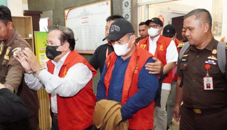 Tersangka kasus dugaan korupsi fasilitas pinjaman/kredit kepada PT BSS dan PT SAL saat dilakukan penahanan oleh penyidik Kejati Sumsel, di Rutan Pakjo Palembang.