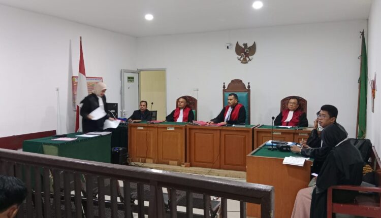 Para terdakwa nelayan asal Bangka mengikuti sidang secara daring di Pengadilan Negeri Palembang.