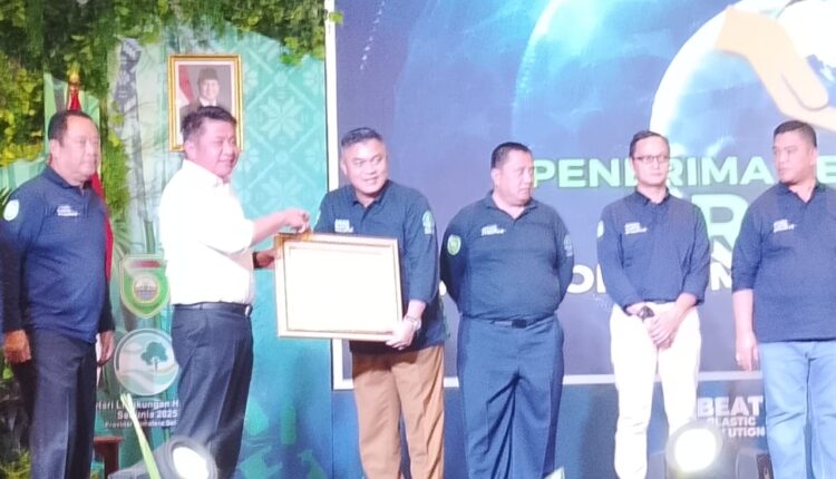 Sekretaris Daerah kota Palembang Aprizal Hasyim menerima penghargaan dalam pengelolaan lingkungan oleh Gubernur Sumsel H Herman Deru, di Kebon Gede pada Acara Hari Lingkungan Hidup Sedunia.