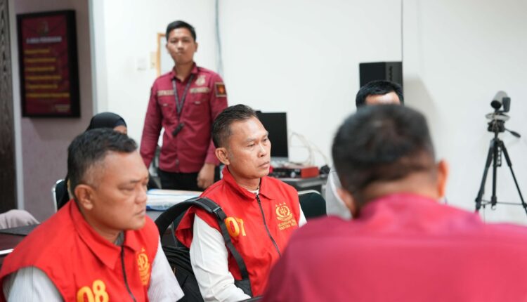 Dua tersangka kasus dugaan korupsi dengan modus jaksa gadungan saat diserahkan oleh penyidik Kejati Sumsel kepada Jaksa Penuntut Umum Kejari OKI.