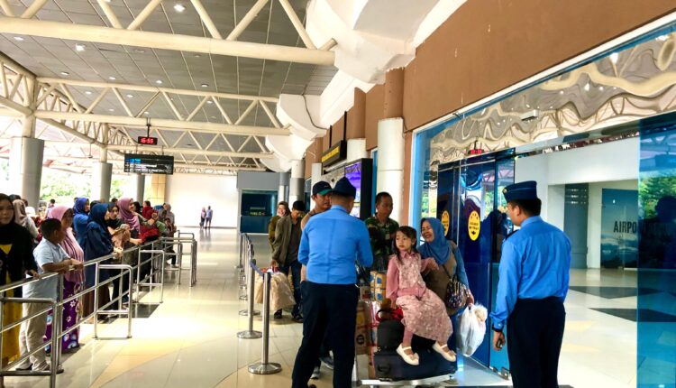 Suasana area check in Bandara SMB II Palembang. (Foto: Tia)