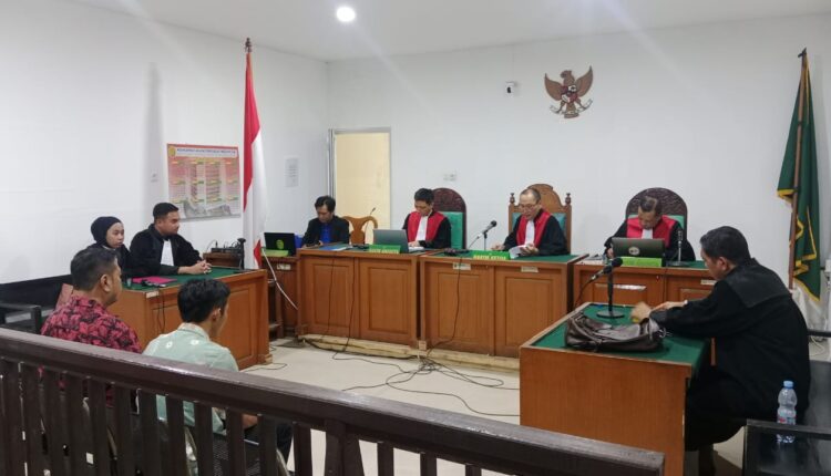 Dua mantan pejabat Panwaslu OKI, Hadi Irawan dan Ihsan Hamidi, saat mendengarkan pembacaan putusan vonis 2 tahun penjara oleh Majelis Hakim Tipikor Palembang.
