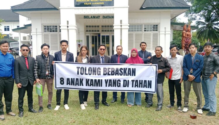 Tim penasihat hukum dari Yayasan Bantuan Hukum Sumatera Selatan Berkeadilan Kota Palembang saat menghadiri sidang praperadilan di PN Palembang.