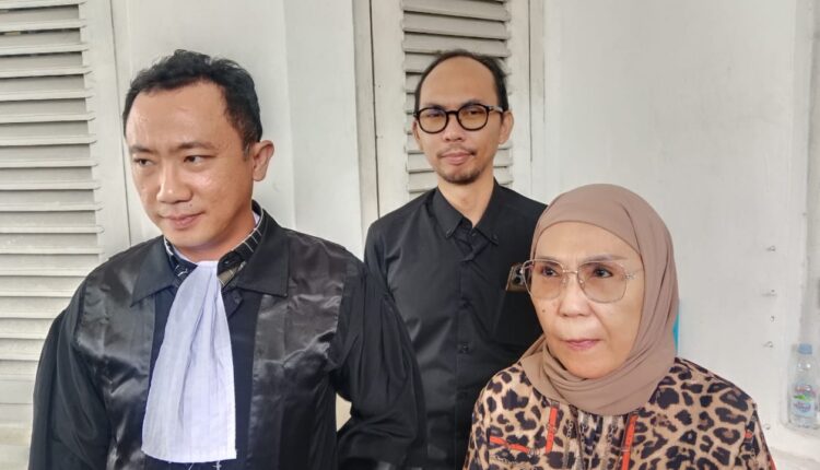 Tim kuasa hukum Alex Noerdin, Titis Rachmawati didampingi Redho Junaidi, saat menyampaikan kondisi kesehatan kliennya di PN Tipikor Palembang.