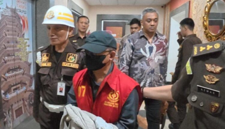 Tersangka WS, Direktur PT BSS dan PT SAL, saat digiring tim penyidik Kejati Sumsel usai resmi ditahan terkait dugaan korupsi fasilitas kredit bank plat merah.