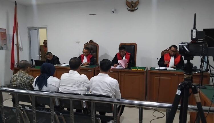 Empat terdakwa kasus dugaan korupsi fee Pokir DPRD OKU saat mendengarkan pembacaan tuntutan oleh JPU KPK dalam sidang di Pengadilan Tipikor Palembang.