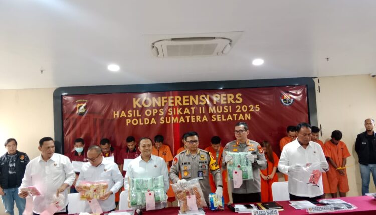 Tersangka beserta barang bukti saat dihadirkan dalam Press Release di Polda Sumsel.