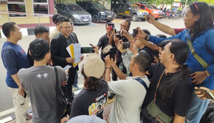 Para wartawan didampingi kuasa hukum saat membuat laporan dugaan pelanggaran UU Pers di SPKT Polrestabes Palembang.