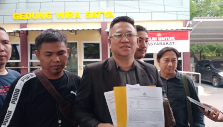 Perwakilan wartawan didampingi kuasa hukumnya membuat Laporan Polisi.