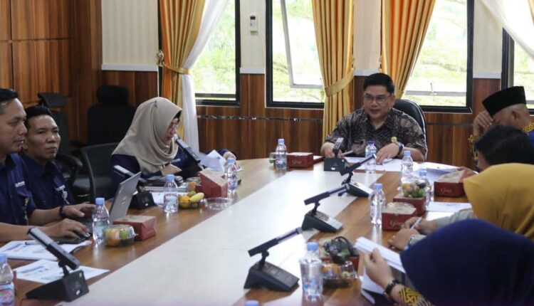 Rapat forum komunikasi strategi penguatan tingkat keaktifan JKN. 