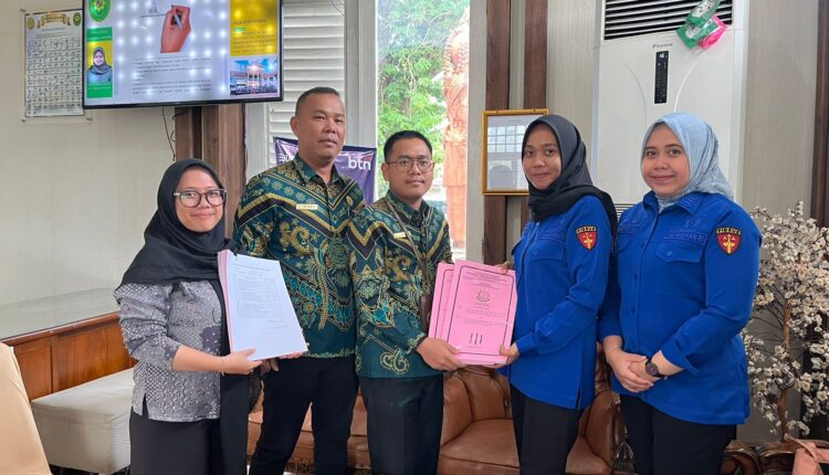 Petugas PTSP PN Palembang menerima pelimpahan berkas perkara dua tersangka jaksa gadungan dari JPU Kejari OKI, sebelum memasuki tahap penetapan jadwal sidang di PN Palembang.