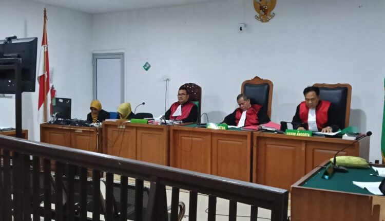 Majelis Hakim Pengadilan Negeri Palembang saat membacakan vonis 3 tahun penjara terhadap Wahyu Saputra yang mengikuti sidang secara daring.