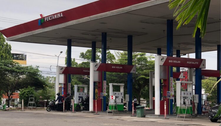 Suasana SPBU di Jalan Demang Lebar Daun. (Foto: Tia)
