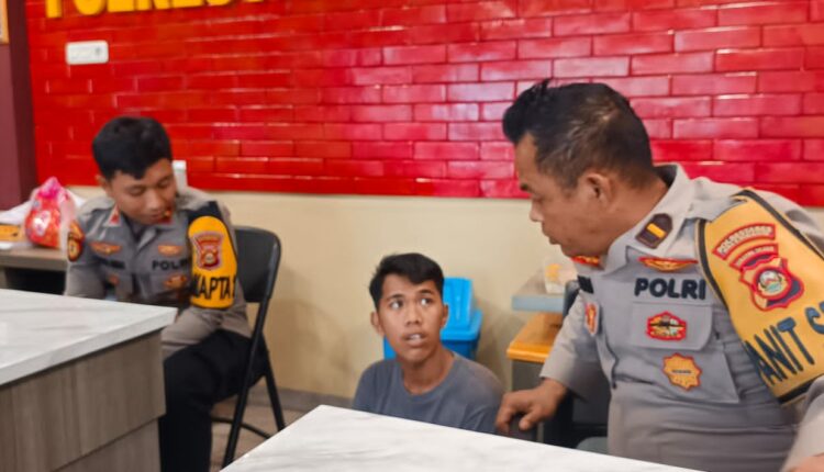 Pelaku saat diamankan di Polrestabes Palembang.