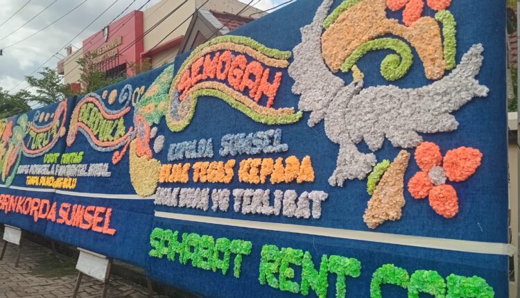 Salah satu karangan bunga didepan Mapolda Sumsel.