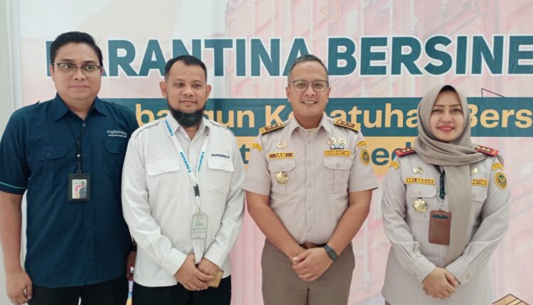 Foto bersama kepala Karantina sumsel dan Pengusaha Ekspedisi.