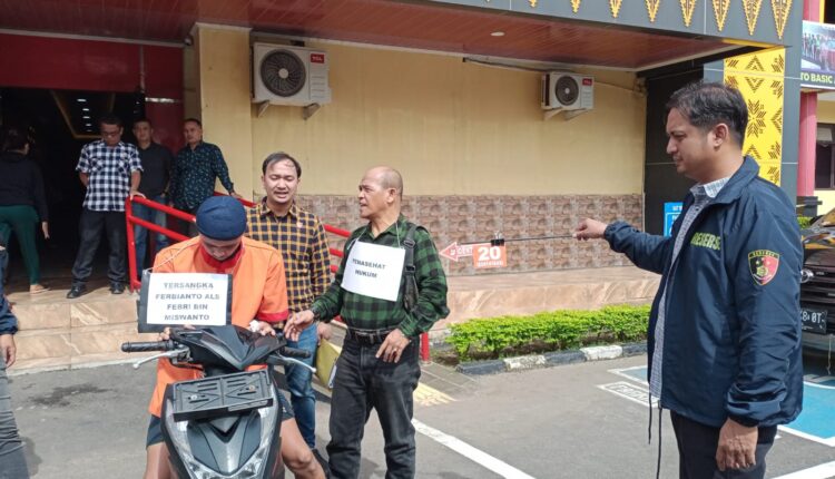 Tersangka peragakan rekonstruksi kasus pembunuhan ibu muda di Hotel Lendosis.