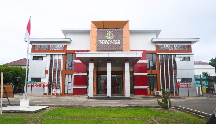 Gedung Kejaksaan Negeri Musi Banyuasin, lokasi penyerahan tersangka dan barang bukti (Tahap II) dalam kasus dugaan pemalsuan dokumen pengadaan tanah Jalan Tol Betung Tempino.