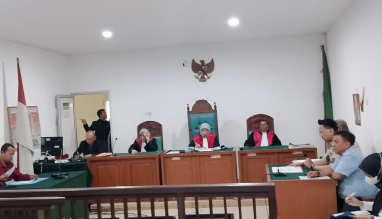 Kuasa hukum Fitriyanti, Kgs Akhmad Tabrani saat menghadiri sidang gugatan perlawanan terkait pembatalan lelang tanah Kebun Bunga di PN Palembang.