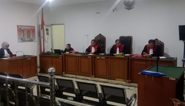 Majelis hakim PN Palembang saat membacakan vonis 4 tahun penjara terhadap dua terdakwa penganiayaan berat yang mengikuti sidang secara daring.