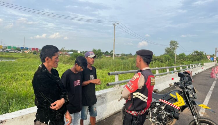 Tiga terduga pelaku pungli di Pintu Keluar Tol Keramasan. (Foto: Dokumen Polisi)