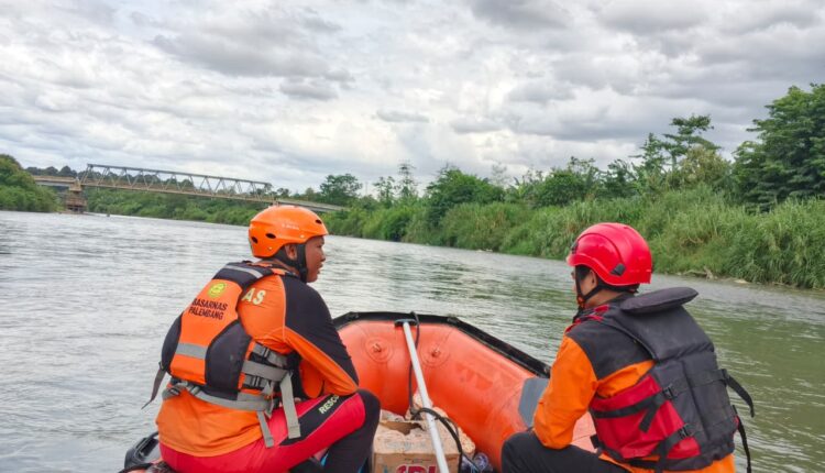 Tim SAR Gabungan saat melakukan pencarian terhadap korban. (Foto: Dokumen Basarnas Palembang)