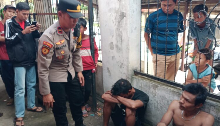 Kedua pelaku pencurian saat diamankan