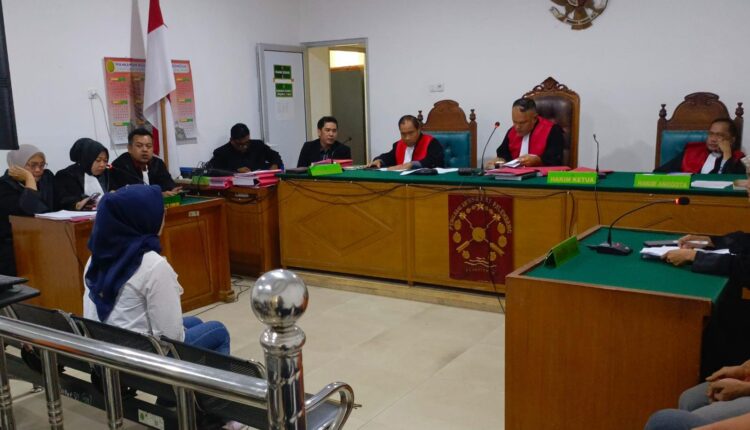 Terdakwa Tutik Lestari binti Matudin saat mendengarkan amar putusan sidang di Pengadilan Negeri Palembang. Ia divonis 2 tahun 6 bulan penjara atas kasus penipuan 20 unit iPhone milik PT Erafone Artha Retailindo.