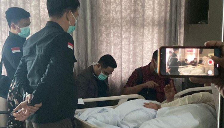 Pihak Kejaksaan saat melihat kondisi Haji Abdul Halim Ali usai pelimpahan perkara.
