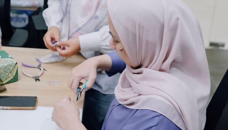 Matahari Handycraft, usaha kerajinan kawat dan batu alam asal Bengkulu yang kini bertumbuh dengan identitas barunya, Besolek.