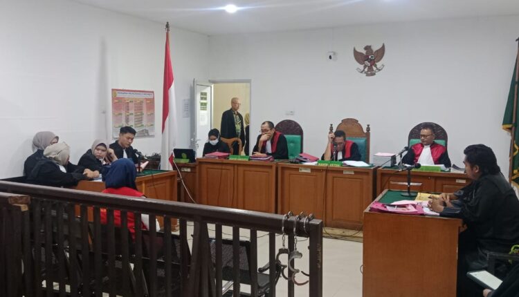 Jaksa Penuntut Umum membacakan dakwaan terhadap terdakwa Leni Marlina dalam sidang di PN Palembang.